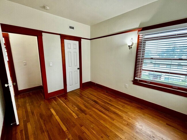 Building Photo - Large 1 bedroom 1 bath located in Golden Hill