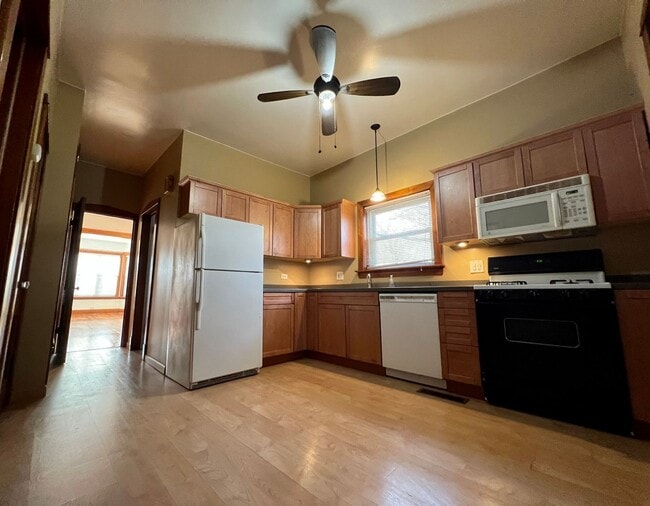 Building Photo - 2155 N Kilbourn Ave