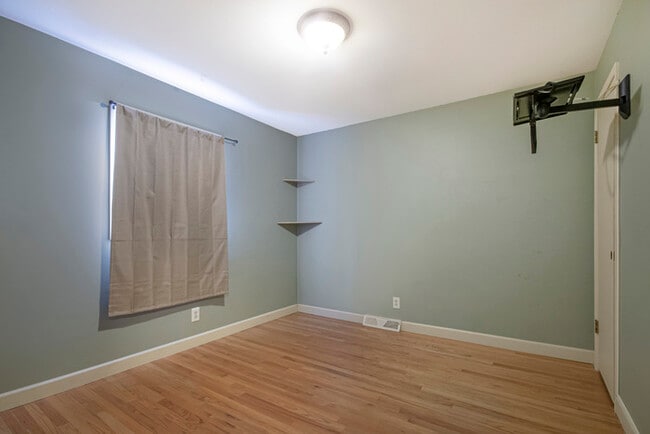 Building Photo - 5671 Christie Ave - Gorgeous 4 Bed