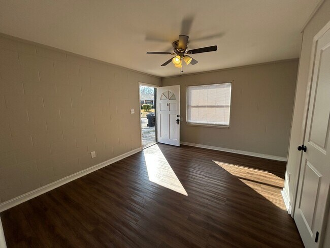 Building Photo - 2150 Saxon St