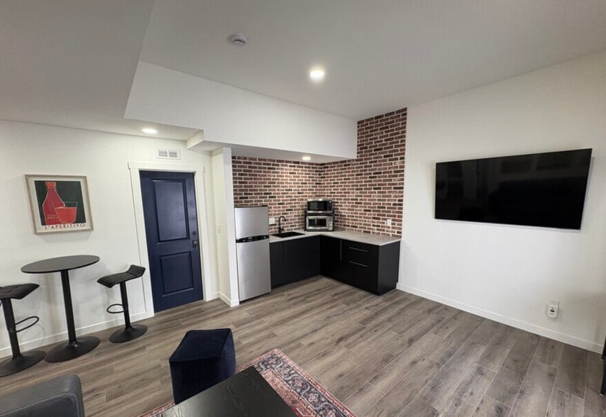 Building Photo - 18 Pine Dr