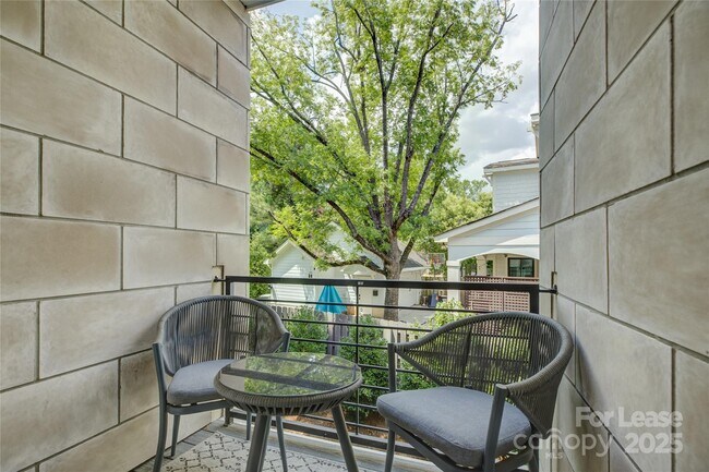 Building Photo - 1613 Chatham Ave