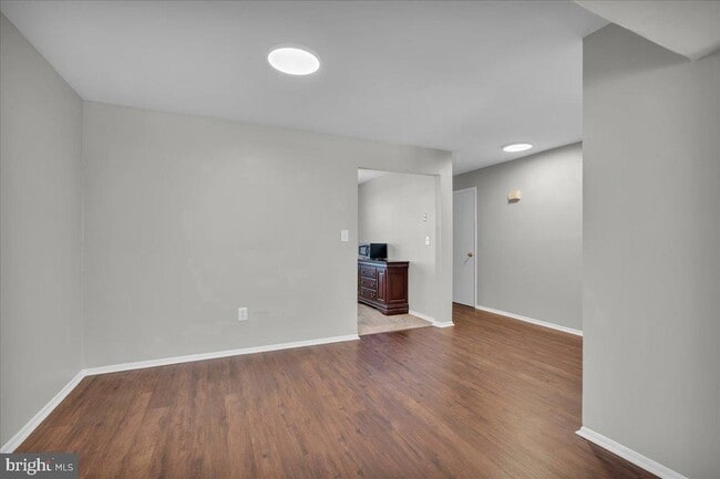 Building Photo - 915 Silver Ct