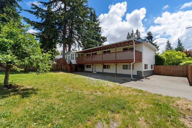 Building Photo - Spacious 5 Bedroom with Huge yard and 3 fireplaces