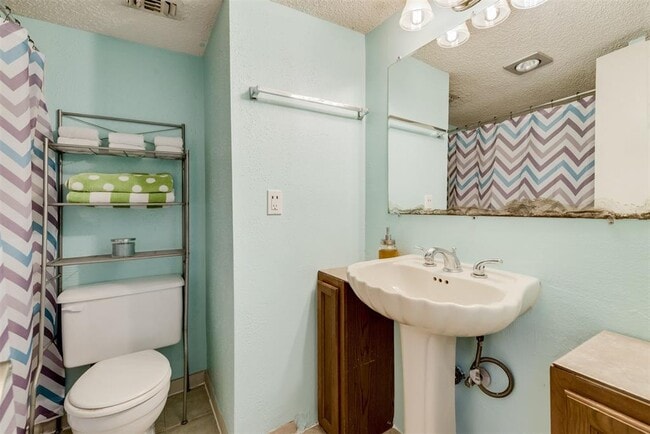 Building Photo - 17331 Red Oak Dr