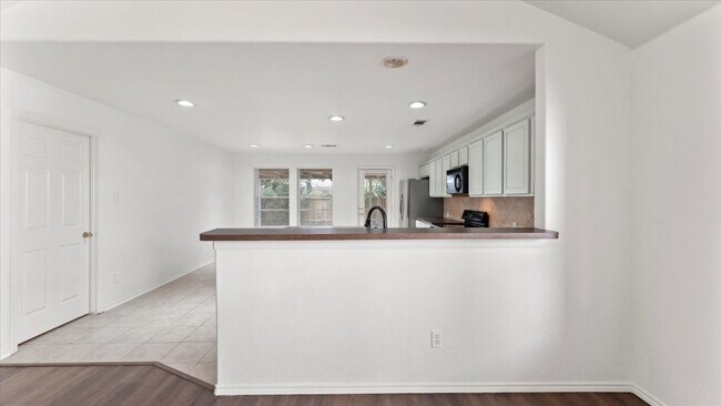 Building Photo - 111 N Misty Dawn Dr