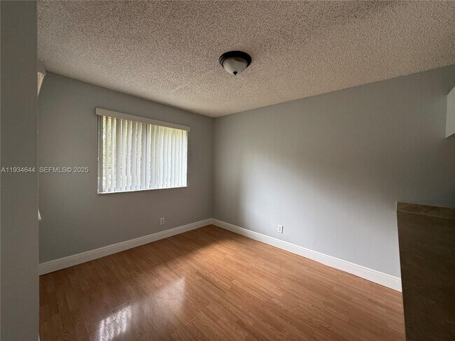 Building Photo - 931 Coral Club Dr