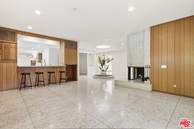 Building Photo - 8900 Alto Cedro Dr