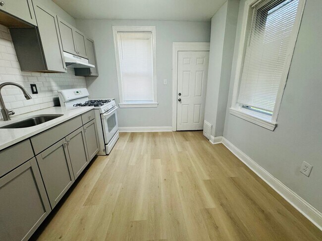 Building Photo - Remodeled 3bd/1 House with Rear yard!! SEC...