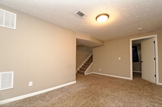 Building Photo - 4 Bedroom / 2 Bath Home Available Now!