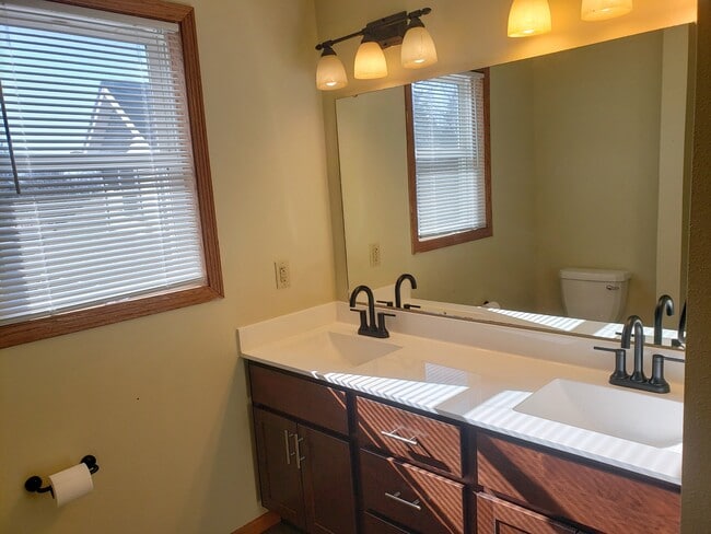 Building Photo - 1323 W Main St