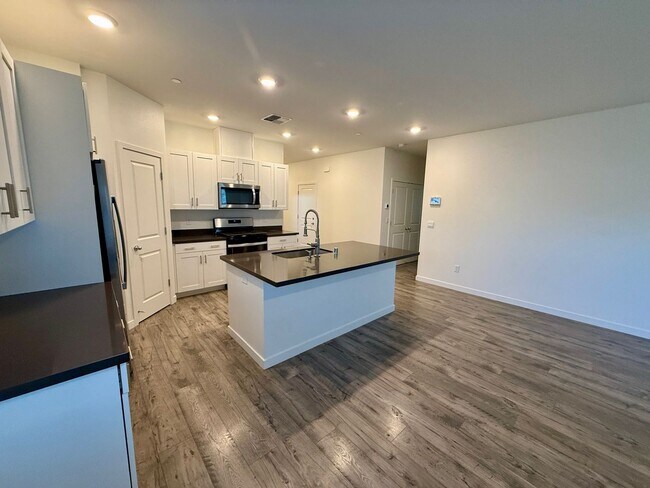 Building Photo - Beautiful 3 bedroom 2 bath w/Pool available in Orland!