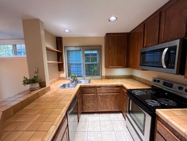 Building Photo - Mission Beach, 2 bedroom, 2 bathroom, with New Carpet, Parking, Laundry, Patio (807 Nantasket Ct....