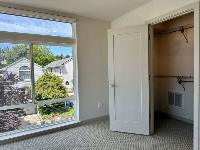 Building Photo - Gorgeous Greenlake Townhouse with Parking