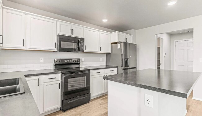 Building Photo - 4 Bed 2.5 bath with a 3 car garage