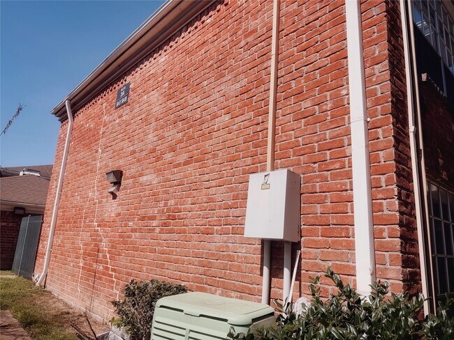 Building Photo - 9201 Clarewood Dr