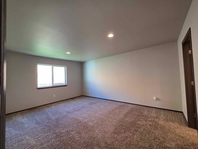 Building Photo - Gorgeous 3 bedroom 2 bath HOUSE in coveted...