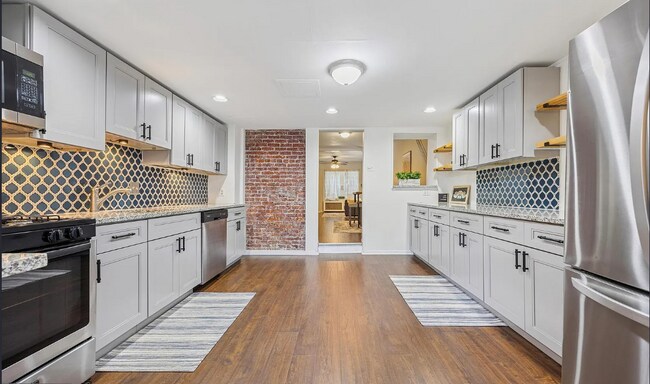 Building Photo - 108 Maple St