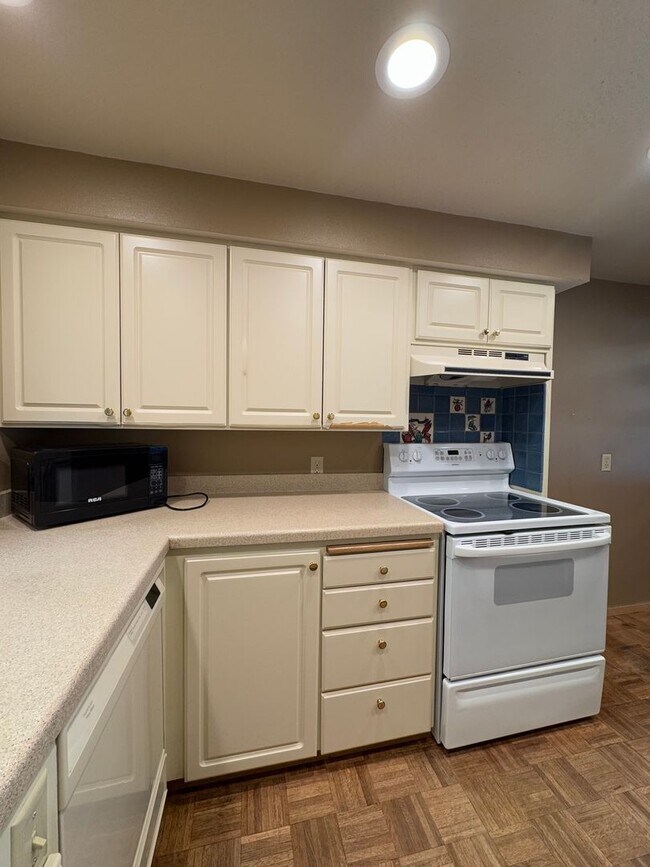 Building Photo - Spacious 6 Bedroom, 3 Bathroom Home Near CWU