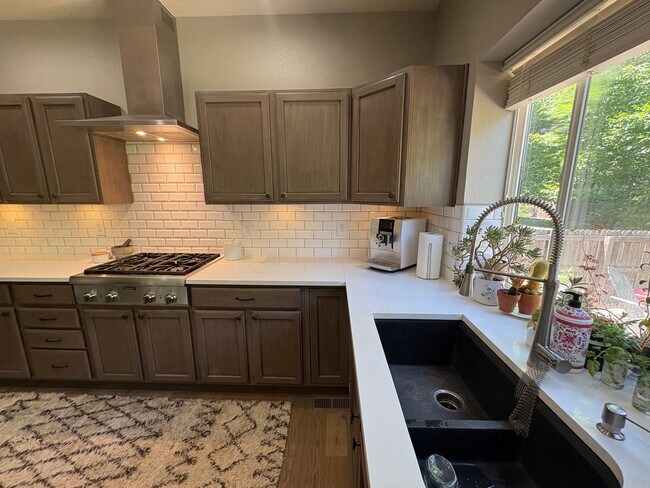 Building Photo - High-End 4 Bed 3.5 Bath Home Next to Arapa...