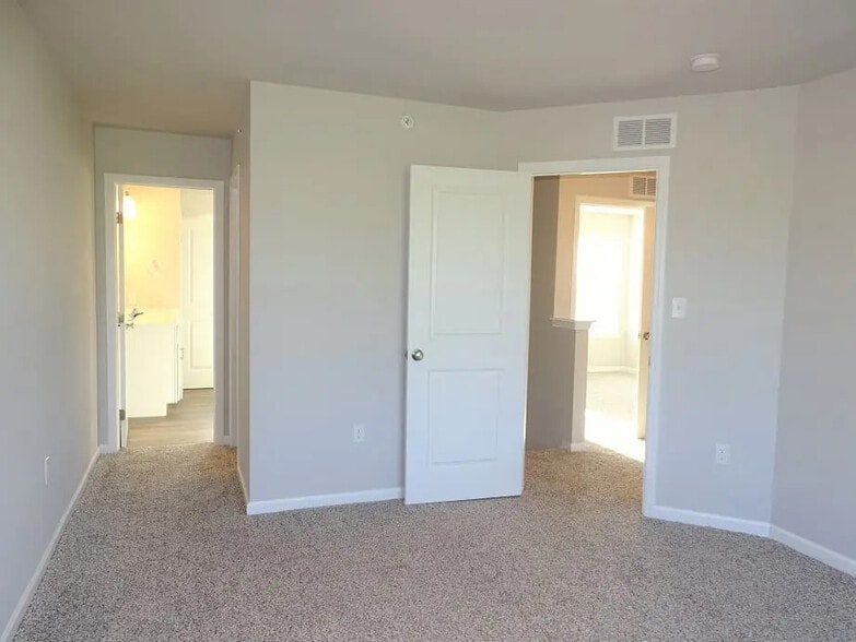 Building Photo - 10 Cobblestone Ct