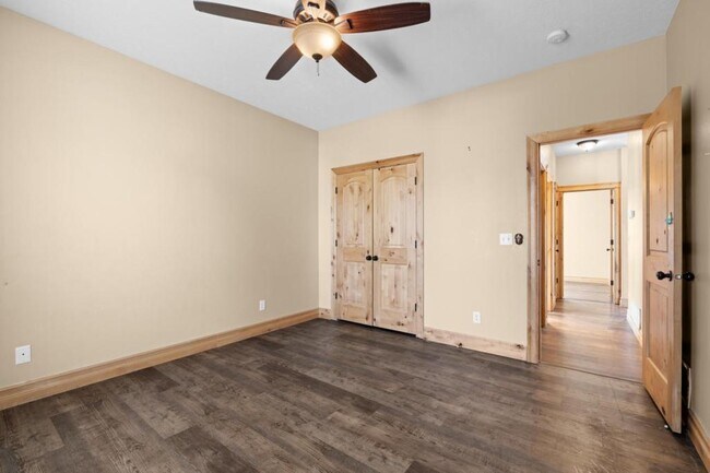 Building Photo - 2612 Eastview Dr