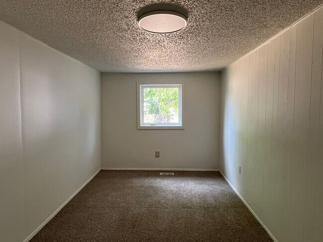 Building Photo - Cute newly remodeled 2 bed 1 bath home on ...
