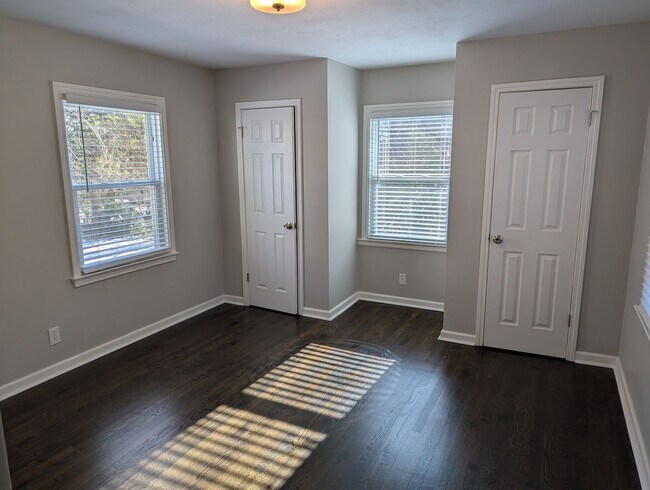 Building Photo - Remodeled 2 Bedroom 1.5 Bath - Overland Park