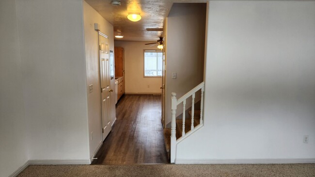 Building Photo - 2 bed 1.5 bath unit in the Meadows