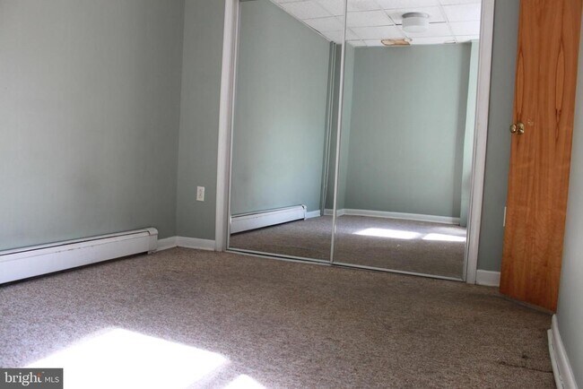 Building Photo - 122 E Queen St