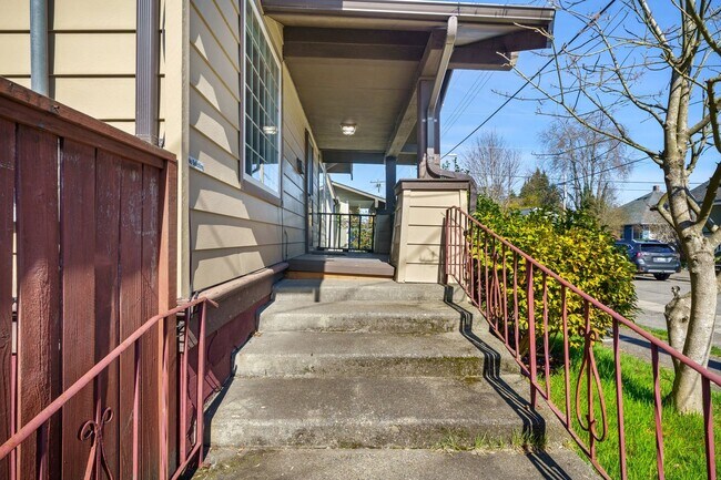 Building Photo - 709 McKenzie Ave