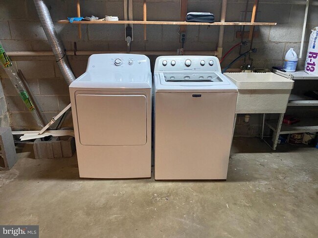 Building Photo - 2804 Cambridge Dr