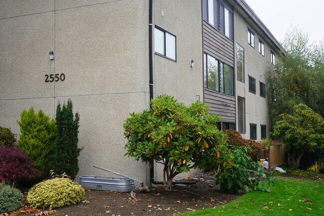 Building Photo - 2550 Thorndyke Ave W
