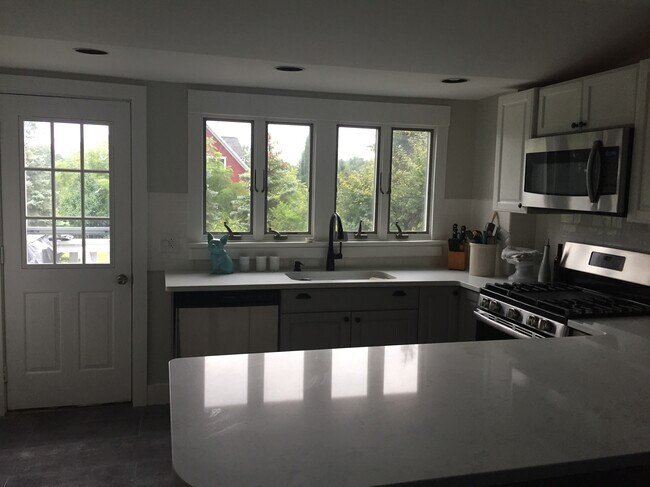 Building Photo - 166 Bush Ln