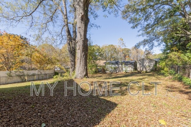 Building Photo - 1024 Houston St