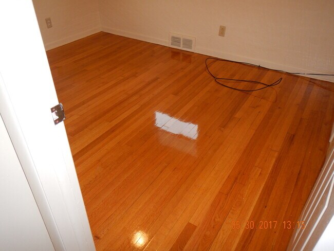 Building Photo - Newly Renovated Spacious Flat With Hardwoo...