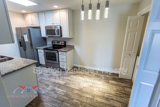 Building Photo - 427 W Pontiac Dr