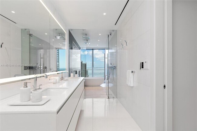 Building Photo - 300 Biscayne Blvd Way