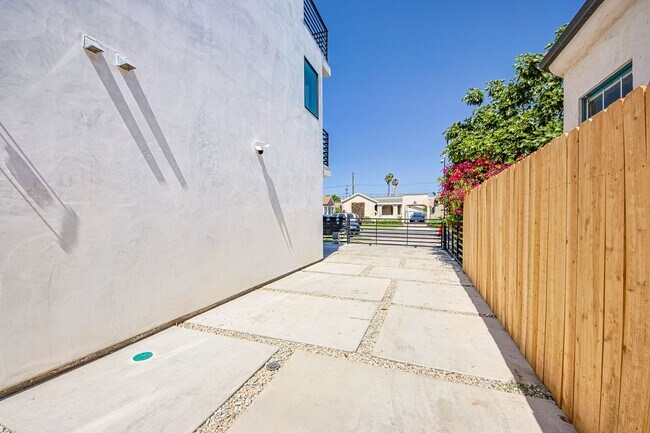 Building Photo - 2851 S Victoria Ave