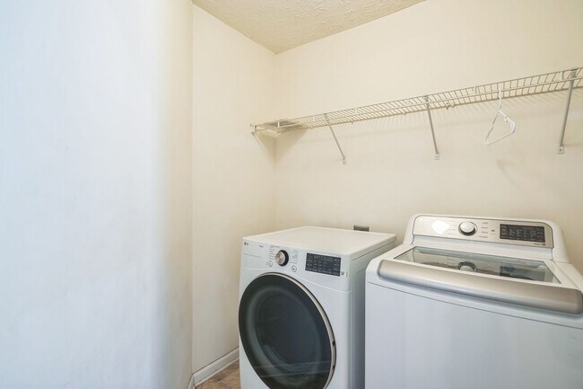Building Photo - Spacious 4BR House in Lawrenceville