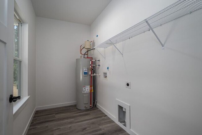 Building Photo - Your New Home Awaits in Hickory!