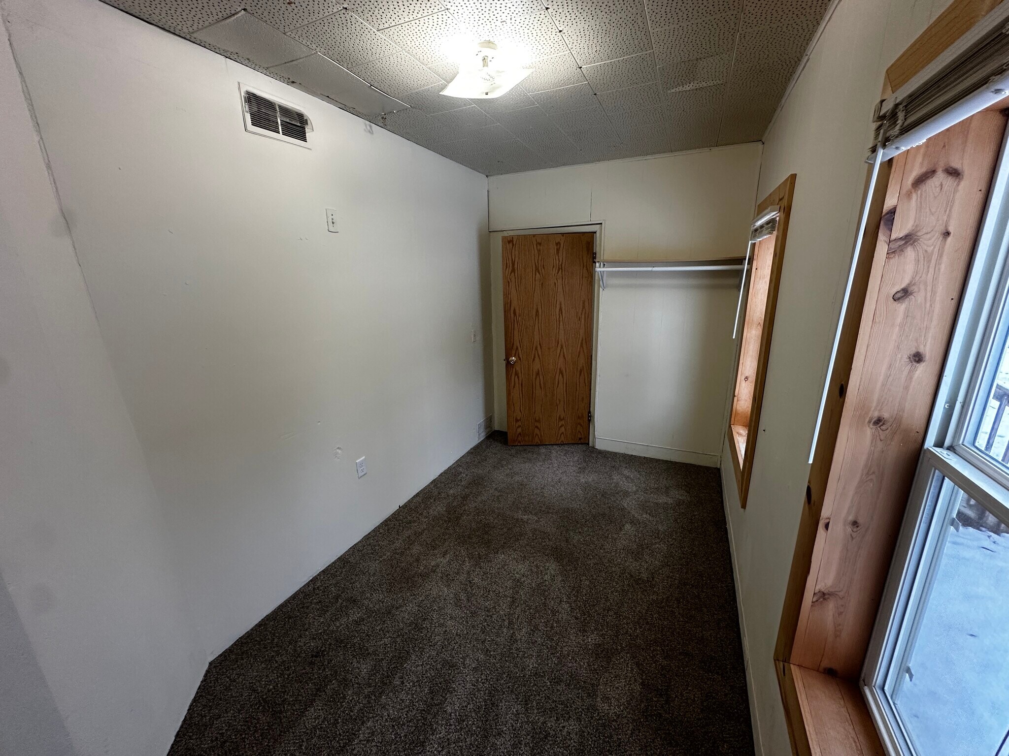 Building Photo - 1402 8th St E