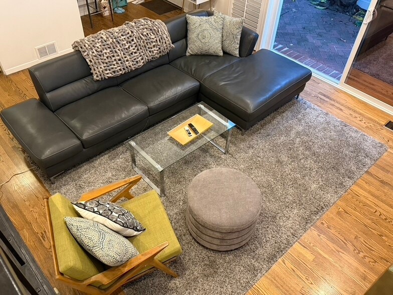 Leather Sofa w/ Chaise - 4310 W Kling St