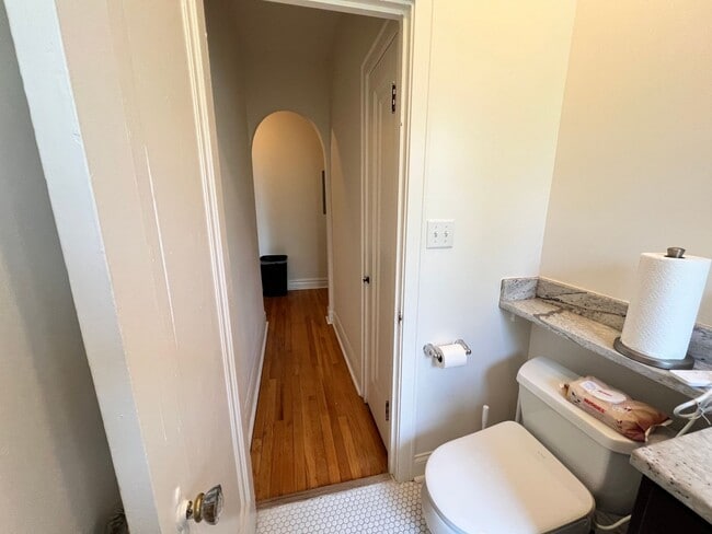 Building Photo - Lovely Renovated 1 BR In North Center