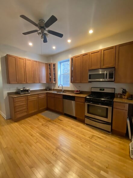 Building Photo - 2440 N Mozart St
