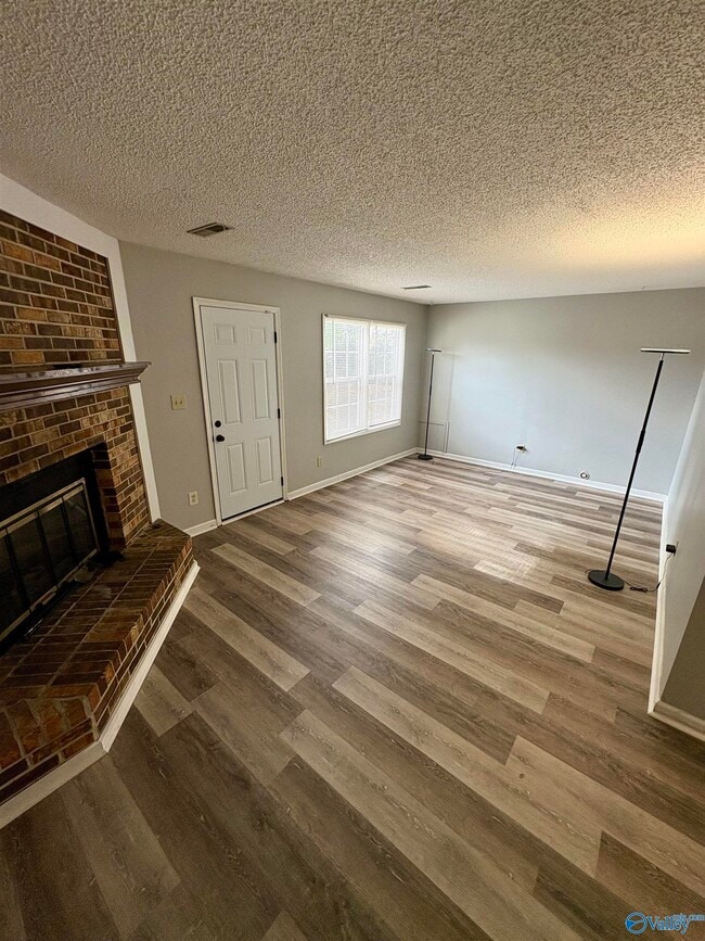 Building Photo - 317 Chateau Dr SW