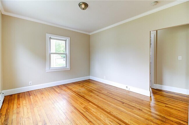 Building Photo - 614 River Ave