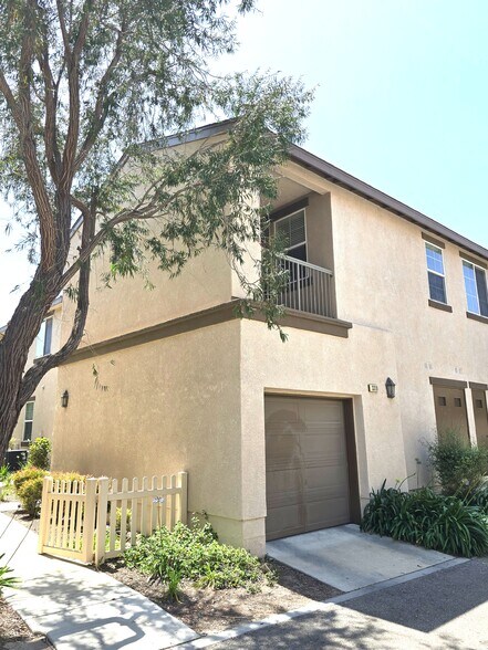 Building Photo - 3319 N Ventura Rd