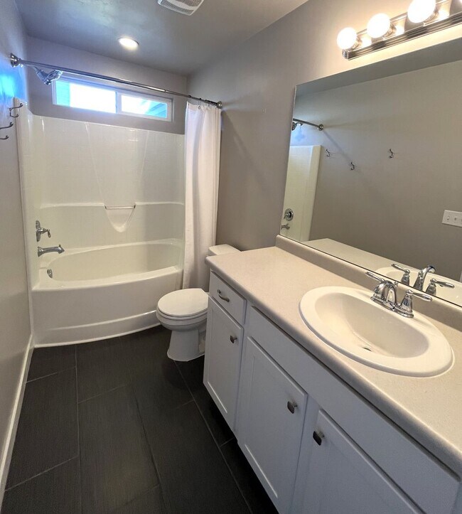 Building Photo - Beautiful 3 Bedroom Townhome in Bluffdale