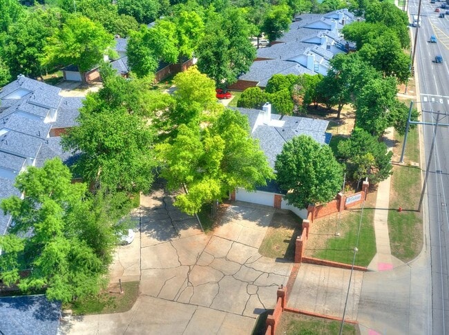 Building Photo - Beautiful Two-Story 3bed/2bath Townhome Available in Westside Norman!!